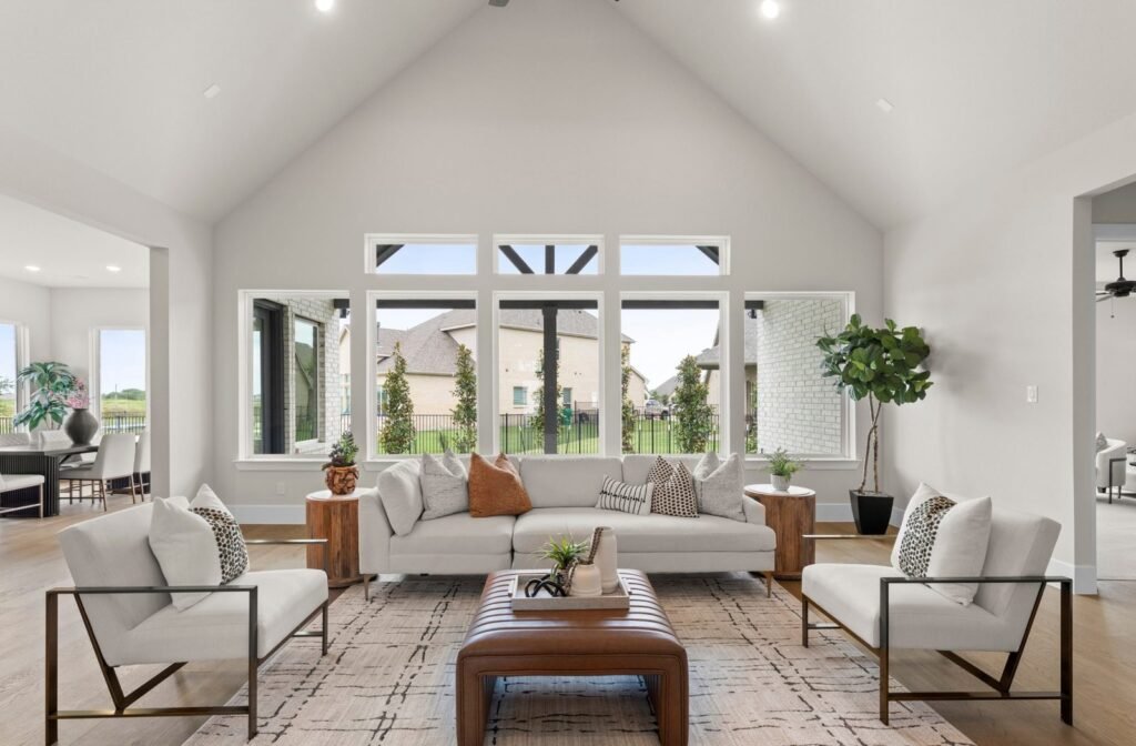 Ventanas despejadas que permiten la entrada de luz natural en el hogar